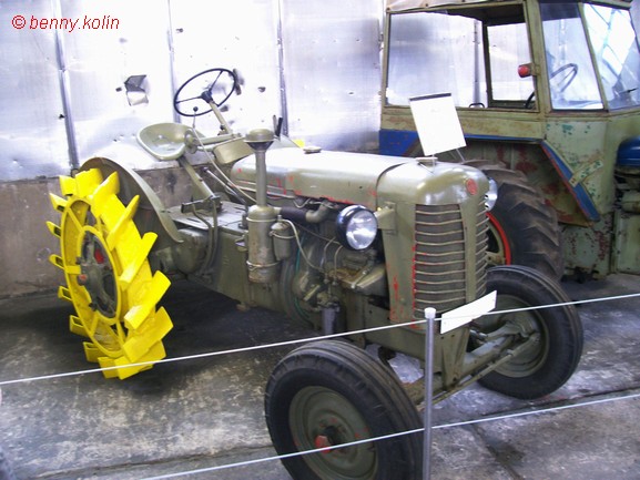 Zetor 001 a