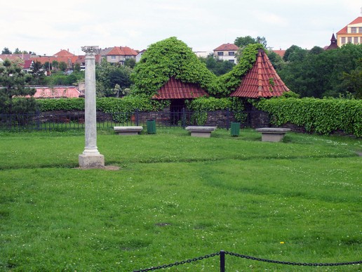park-pred-vchodem